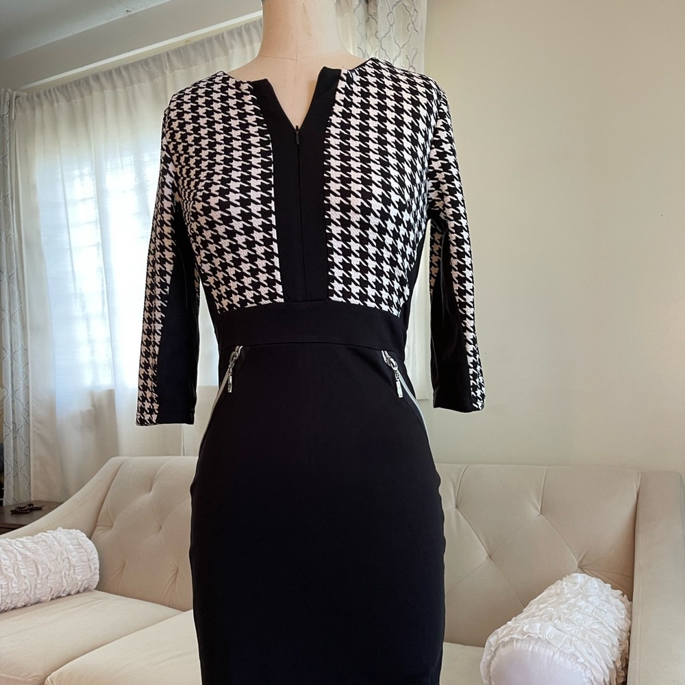 Black and white 3/4 sleeve body con dress- S